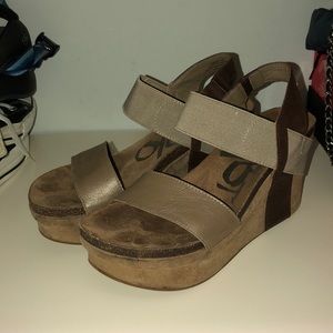 OTBT brown & tan wedges